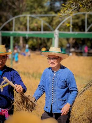 เข้าร่วมพิธีเปิด และ “ลงแขกเกี่ยวข้าว สืบสานประเพณี วิถีชาวนา” 